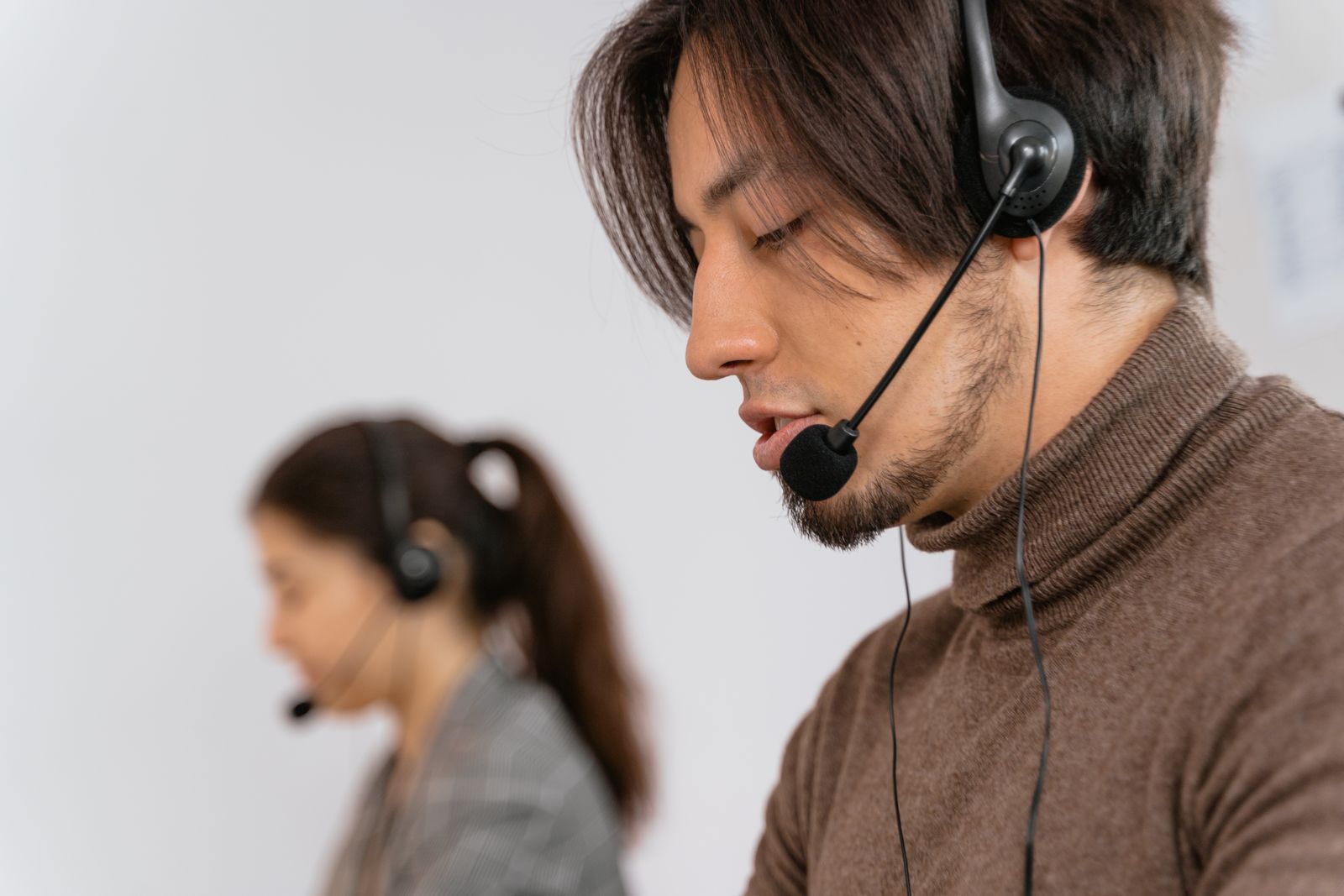 社用携帯を内線化して電話対応するビジネスパーソン