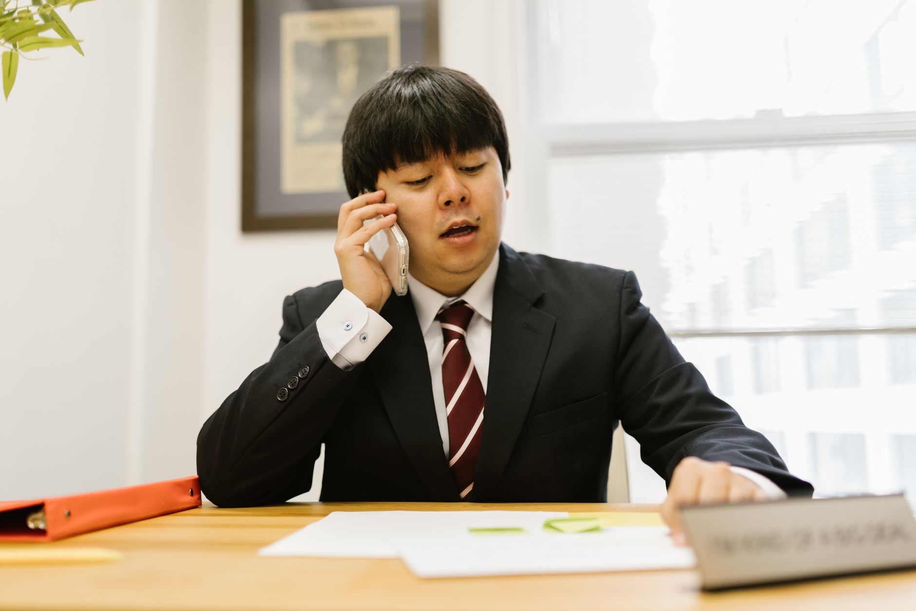 法人携帯で電話をするビジネスパーソンの様子