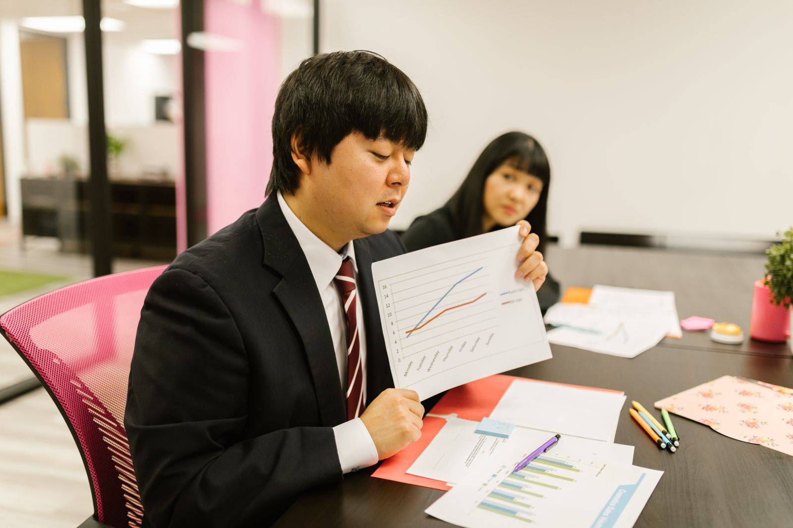 法人携帯の契約について話し合うビジネスパーソン
