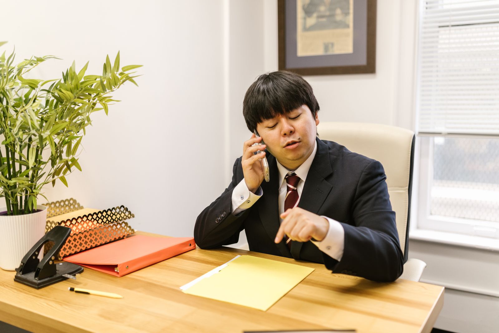 社用携帯のデュアルSIM設定を確認するビジネスパーソン
