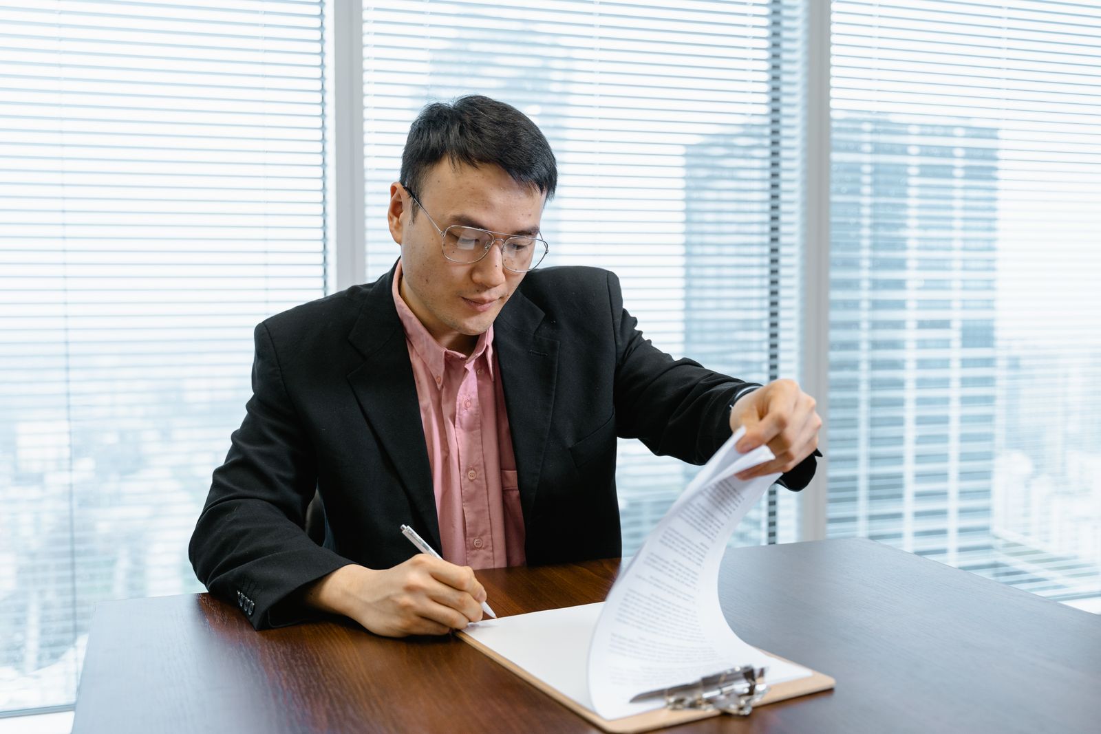 法人携帯の保険加入を検討するビジネスパーソン
