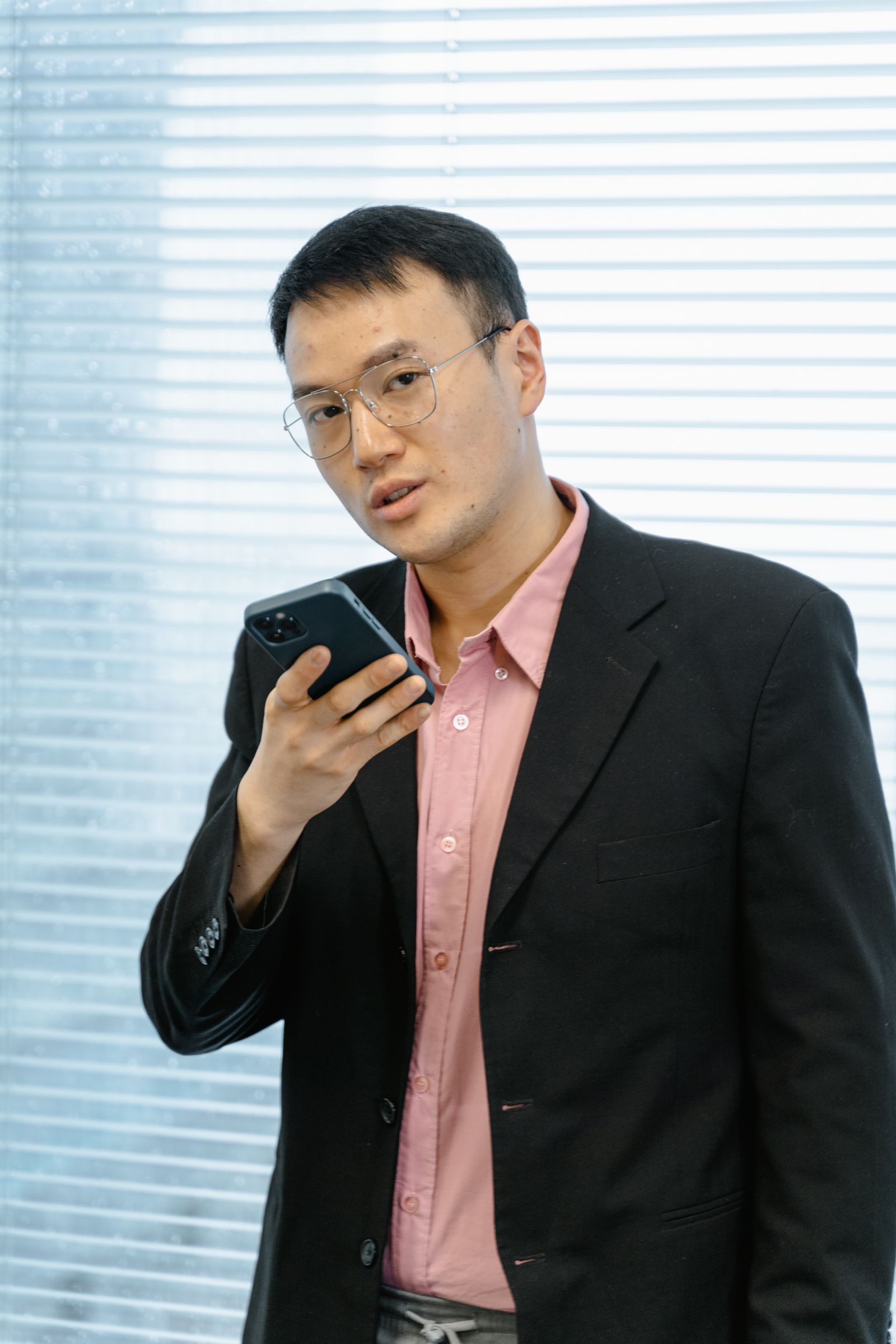 社用のiPhoneを確認するビジネスパーソン