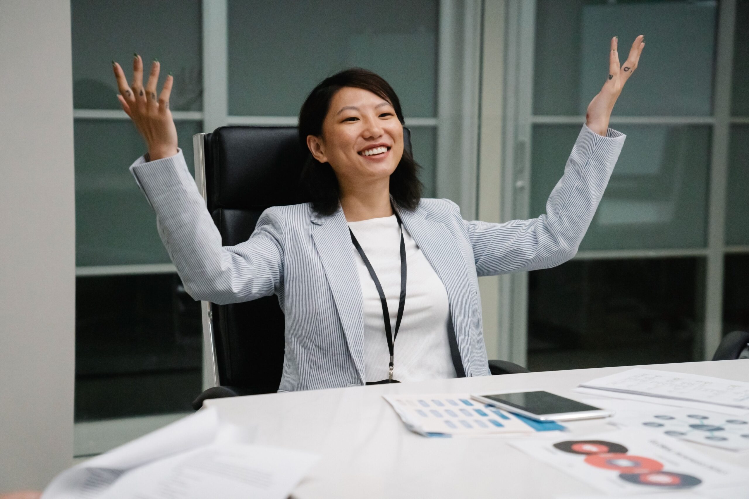 法人携帯の経費処理を確認する経理担当者