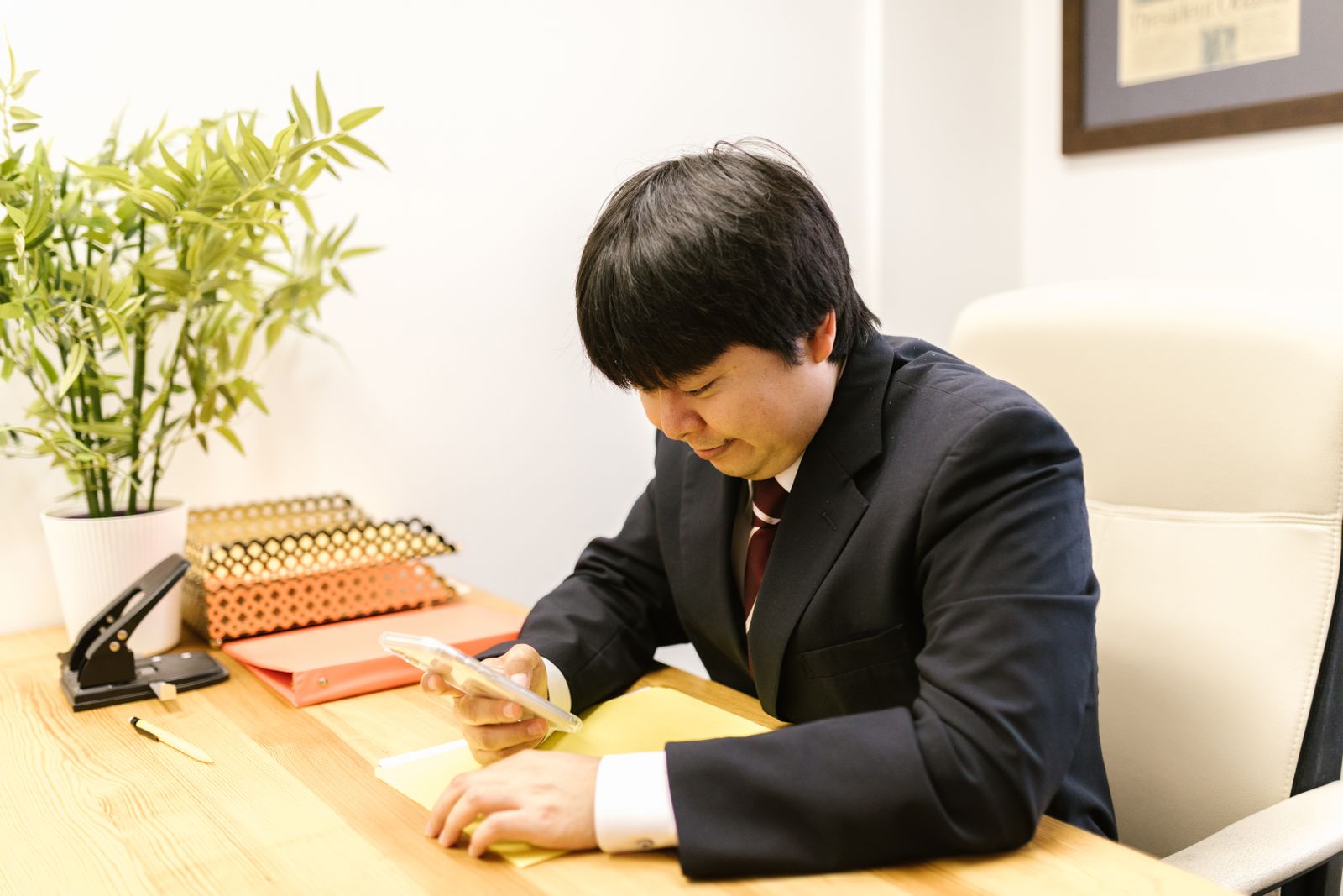 社用携帯のキャリア決済設定を確認するビジネスパーソン