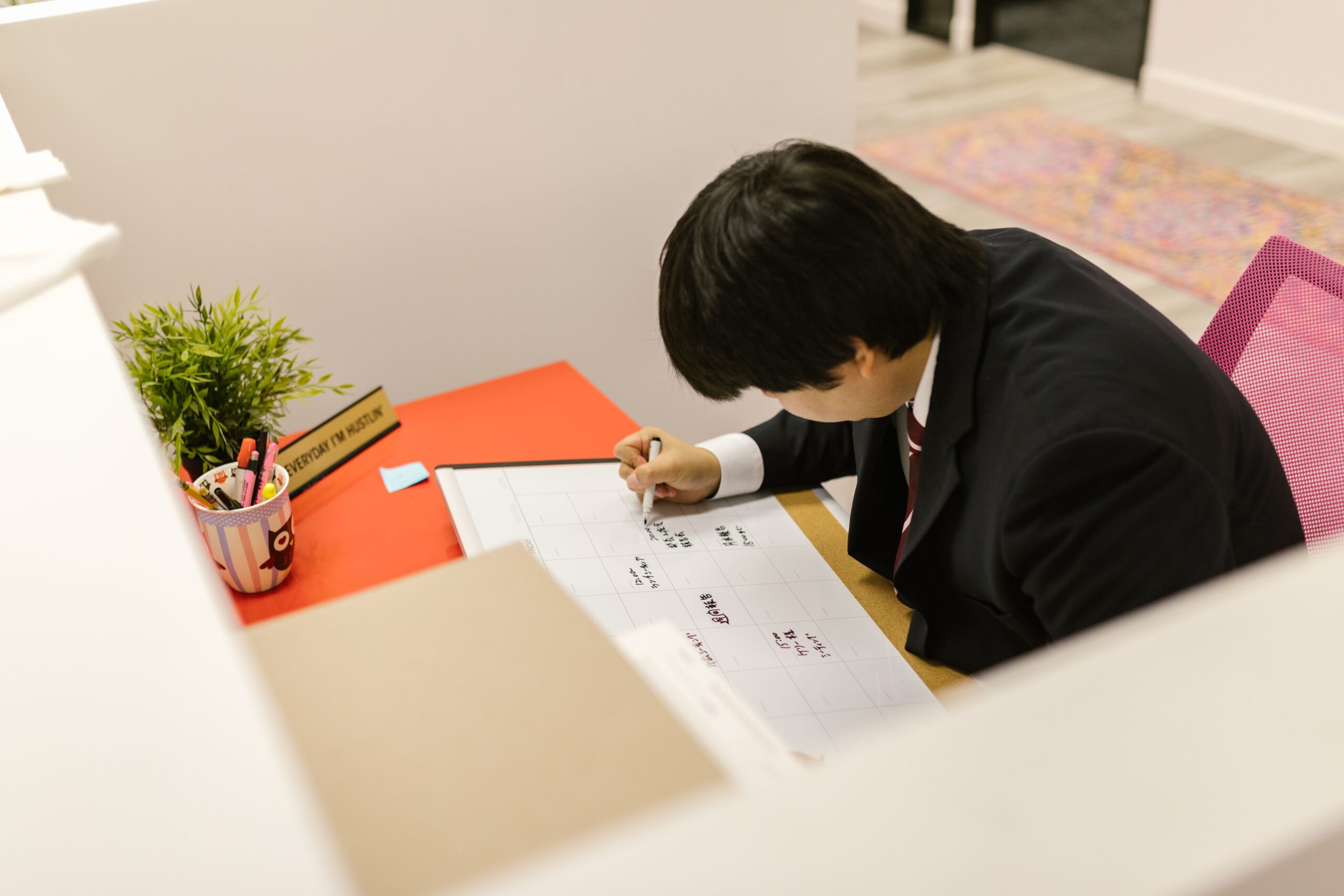 社用携帯紛失の始末書を書く社員
