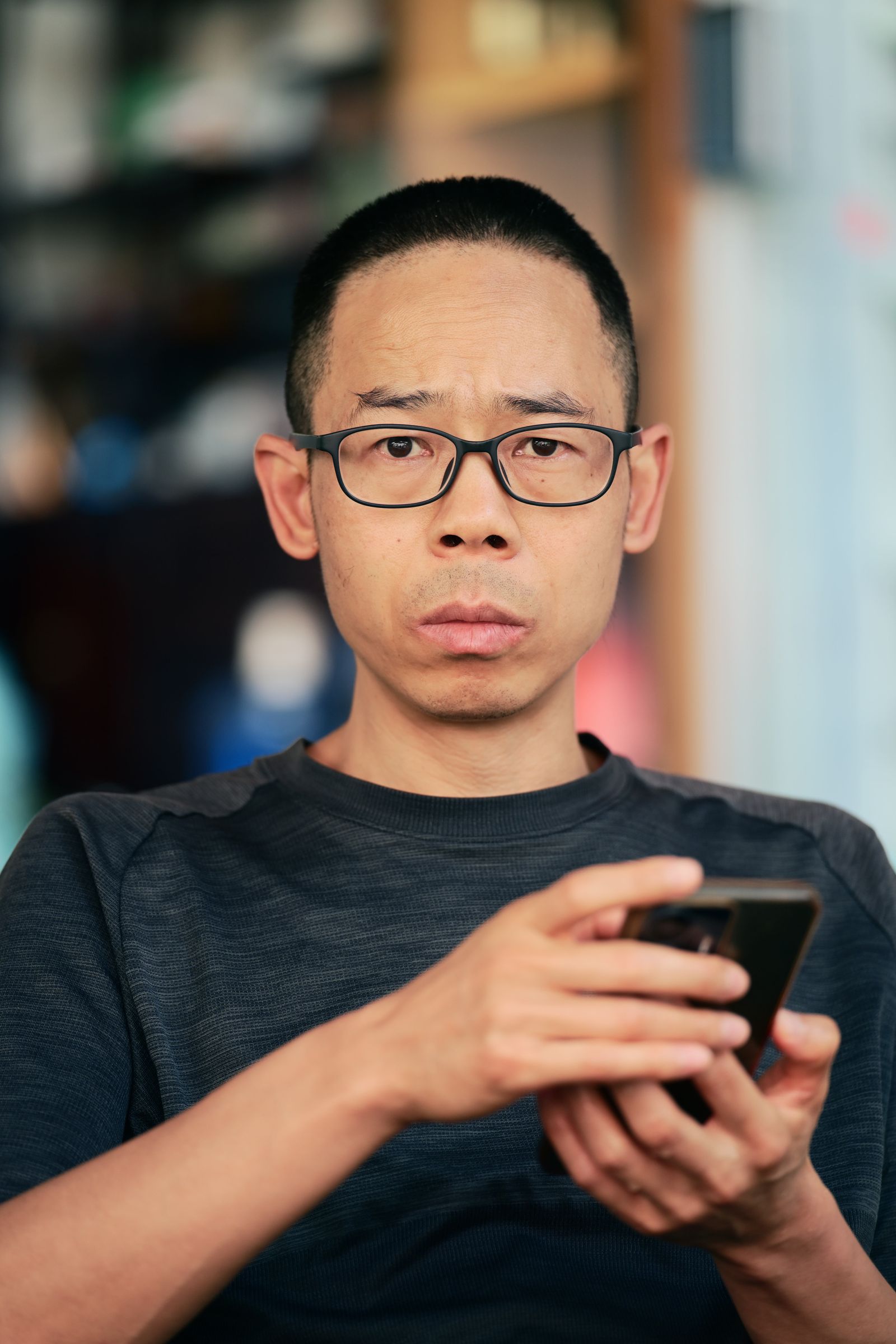 見つかったスマートフォンを確認するビジネスパーソン