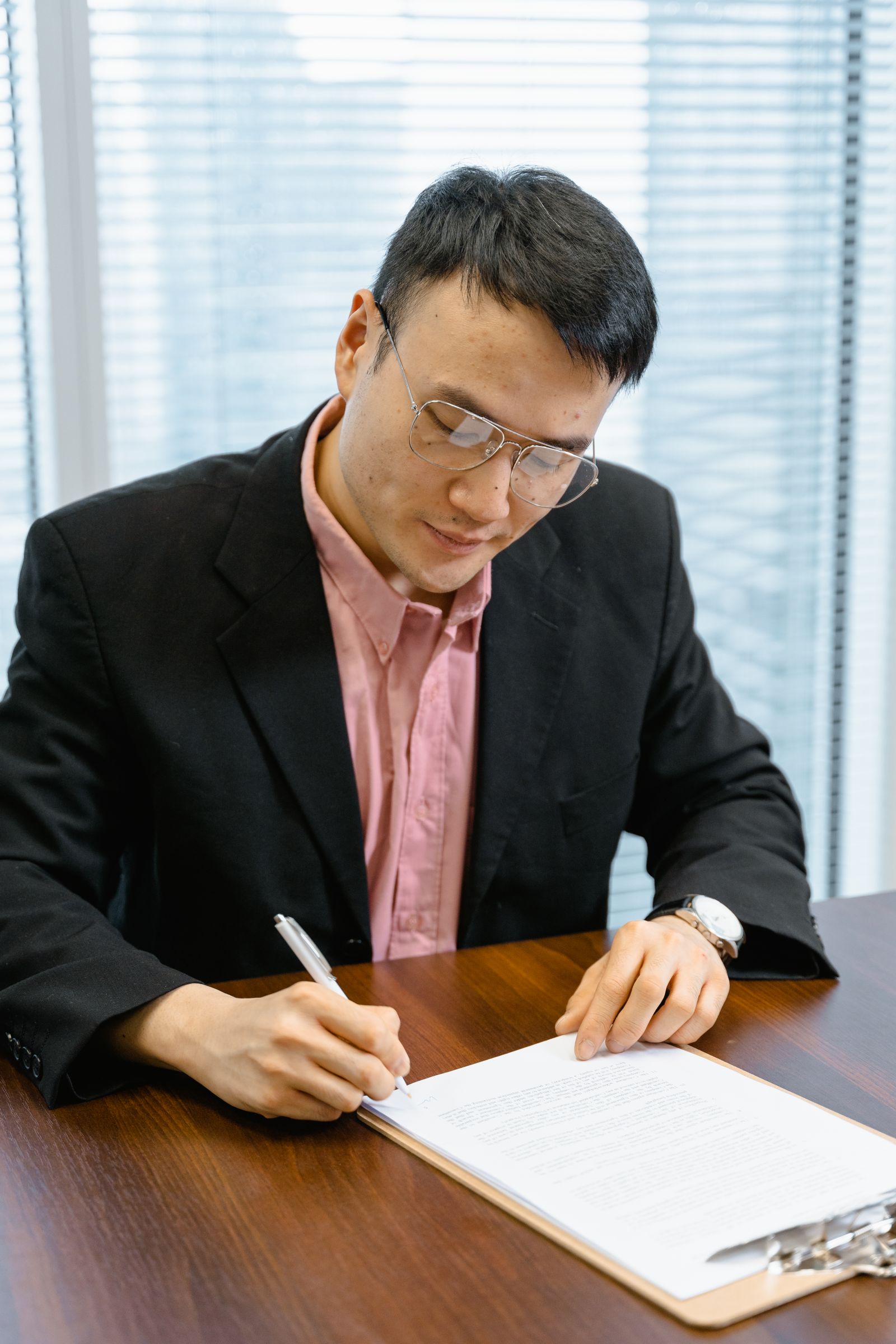 社用携帯の誓約書に署名するビジネスパーソン