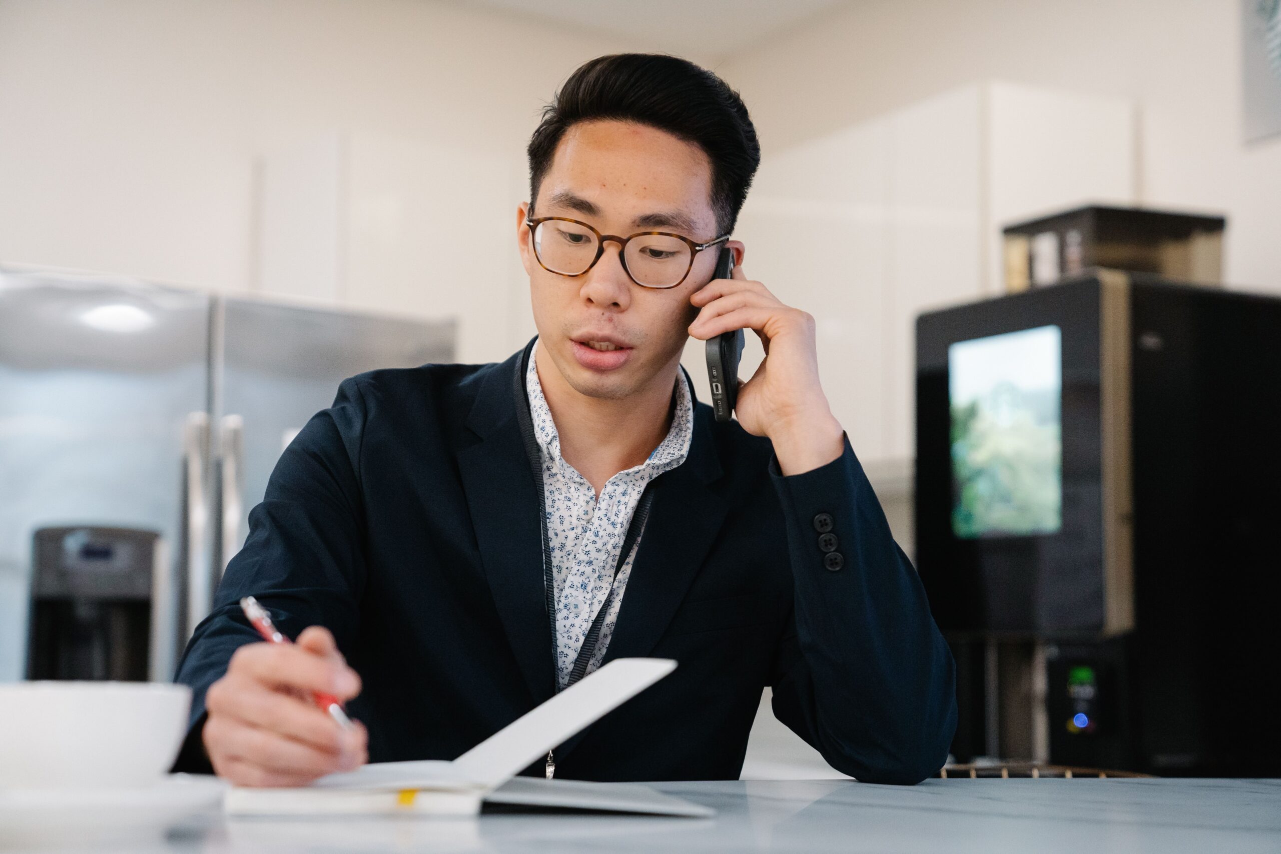 社用スマホで業務連絡をするビジネスパーソン